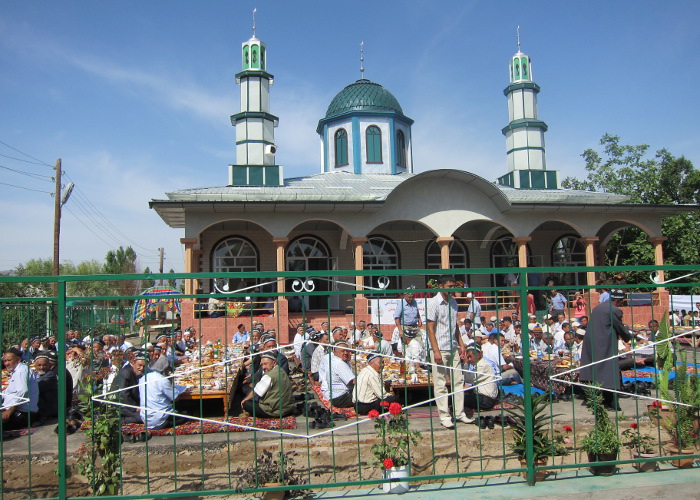 Мусульманская махалля. Мечеть Ош Кыргызстан. Мечеть «Рават-Абдуллахана» - город Ош в Киргизии. Мечеть Рават Абдуллахана. Махалля Ош.